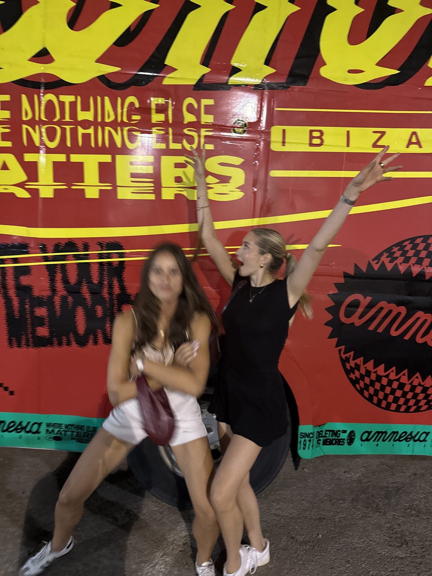 Lotte und Sherin auf Ibiza